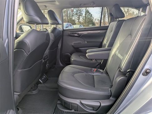 Used 2022 Toyota Highlander Limited image 16