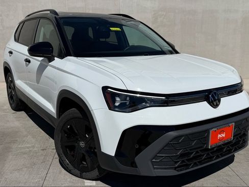 Certified 2025 Volkswagen Taos SE image 1