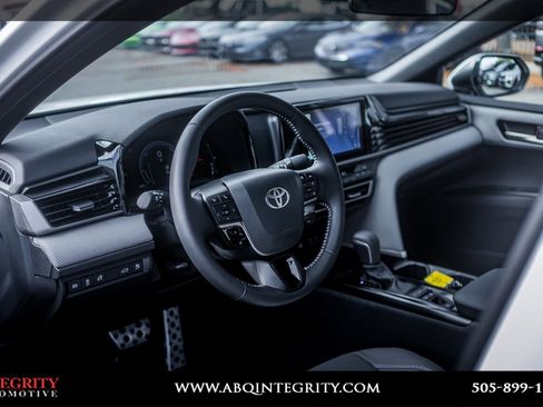 Used 2025 Toyota Camry SE image 11