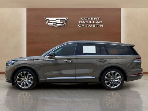 Used 2025 Lincoln Aviator 2WD image 2