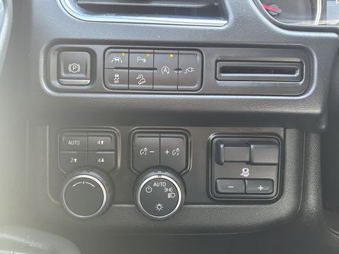 Used 2021 Chevrolet Tahoe Z71 w/ Z71 Signature Package image 30