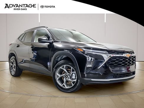 Used 2025 Chevrolet Trax LT w/ LT Convenience Package FWD image 2