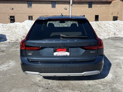 Used 2025 Volvo V90 B6 Cross Country Plus image 7