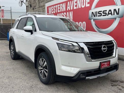 New 2025 Nissan Pathfinder SL image 2