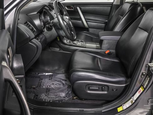 Used 2012 Toyota Highlander SE w/ Tow Pkg image 24