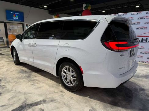 Used 2025 Chrysler Pacifica Select image 10