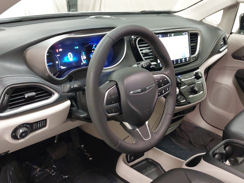 Used 2024 Chrysler Pacifica Select image 17