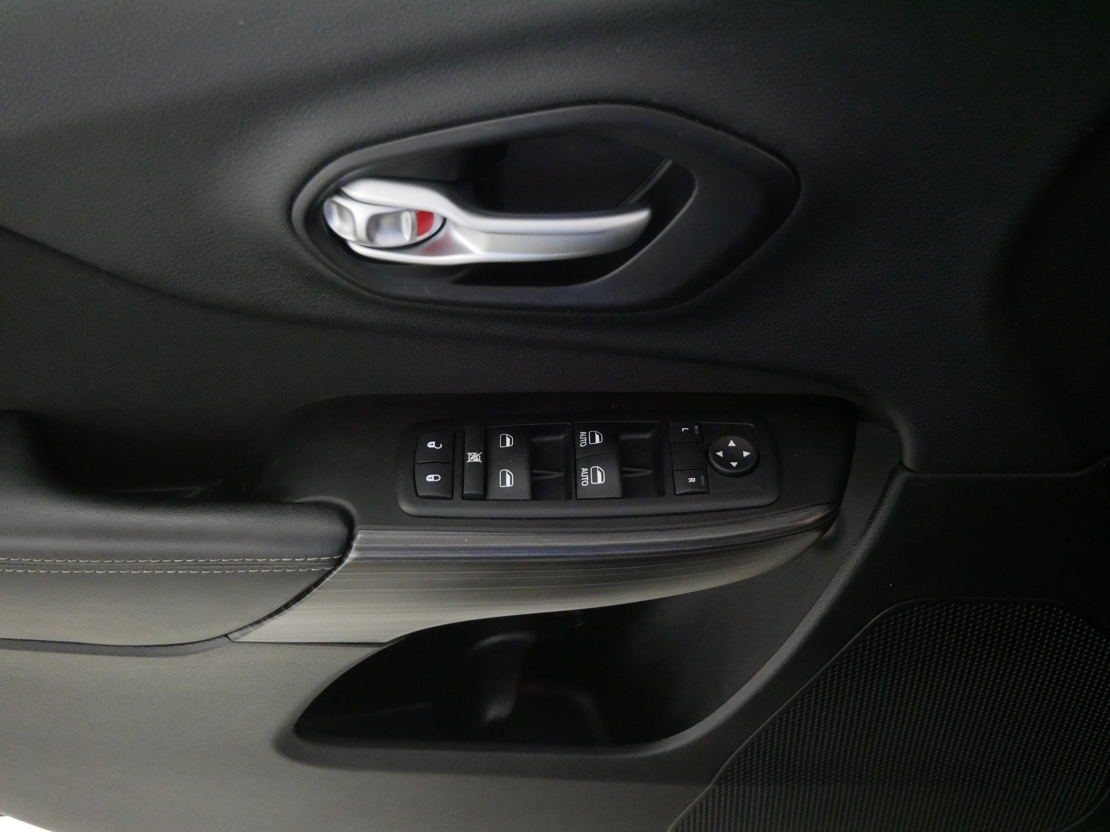 Used 2014 Jeep Cherokee Latitude w/ Cold Weather Group AWD/4WD image 19