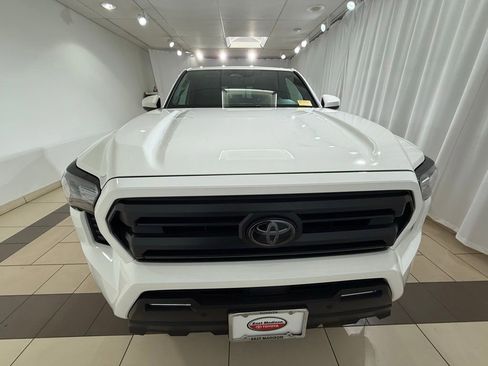 Certified 2025 Toyota Tacoma SR5 AWD/4WD image 8