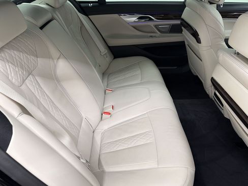 Used 2021 BMW 750i xDrive w/ Executive Package AWD/4WD image 31