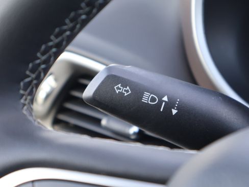 Used 2024 Chrysler Voyager LX image 20