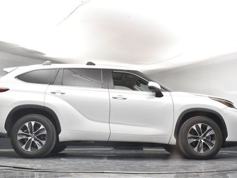 Used 2022 Toyota Highlander XLE image 40