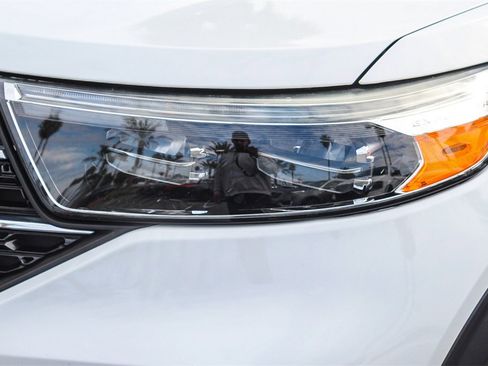 Used 2021 Ford Explorer XLT w/ Equipment Group 202A image 8