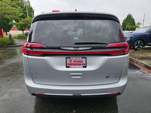 Used 2023 Chrysler Pacifica Touring-L FWD image 6