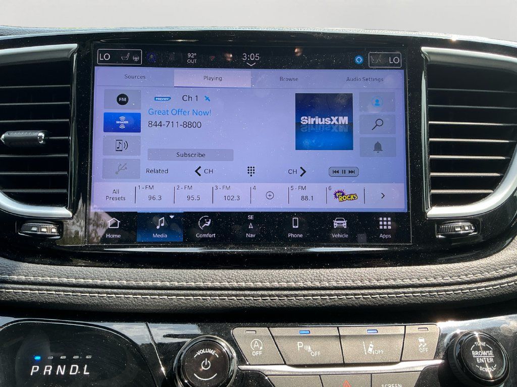 Used 2025 Chrysler Pacifica Limited FWD image 18
