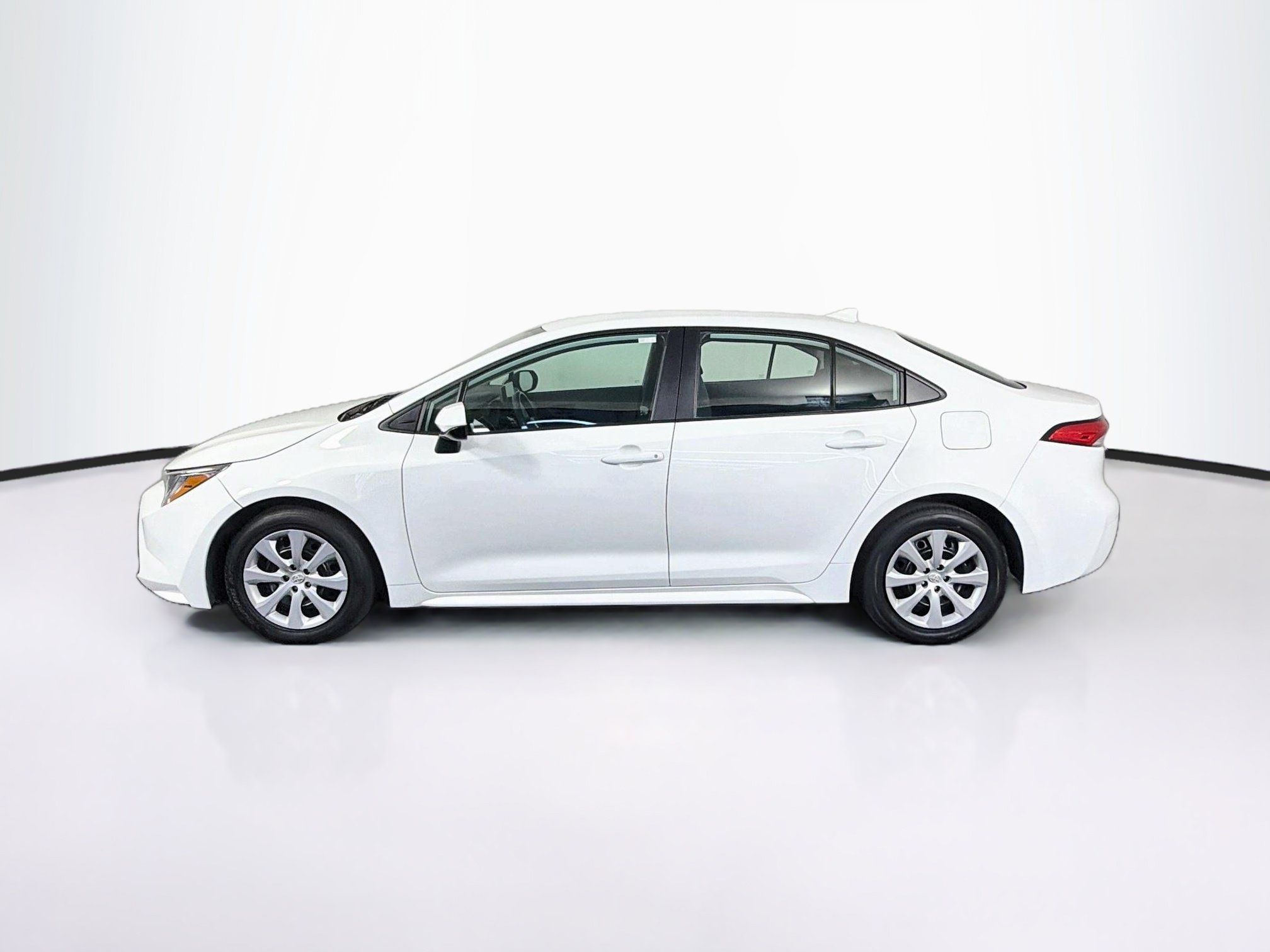 Used 2025 Toyota Corolla LE FWD image 4