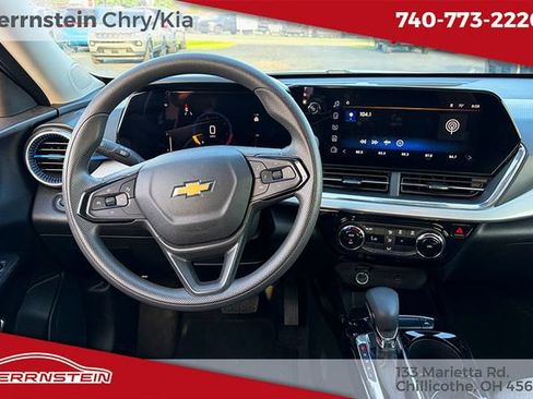 Used 2025 Chevrolet Trax LT FWD image 6