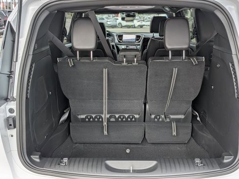 New 2026 Chrysler Pacifica Limited w/ Uconnect Theater Family Group image 30