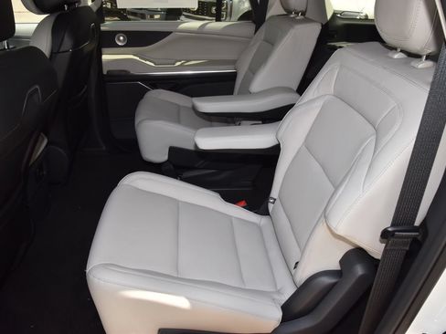 New 2026 Lincoln Navigator L Reserve AWD/4WD image 14