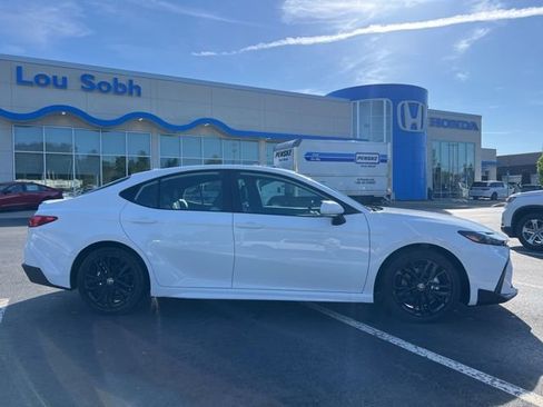 Used 2026 Toyota Camry SE image 5