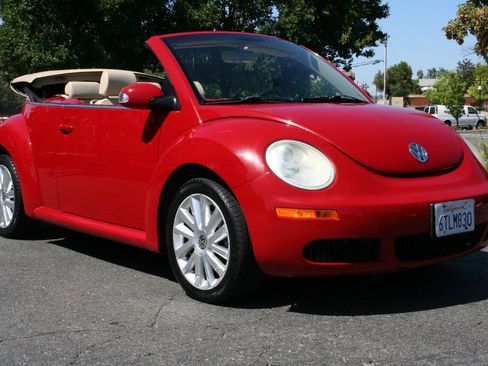 Used 2008 Volkswagen Beetle SE FWD image 1