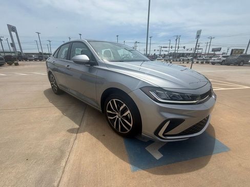 Used 2025 Volkswagen Jetta SE FWD image 4