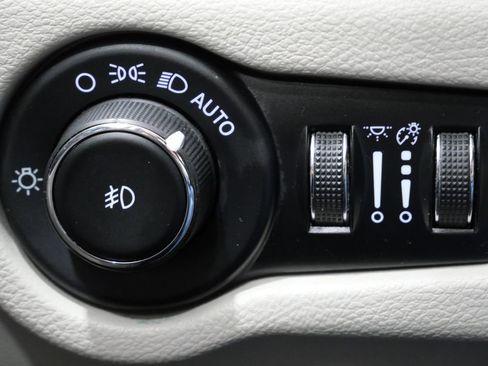 Used 2023 Chrysler Pacifica Touring-L FWD image 14
