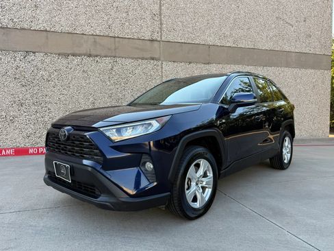 Used 2019 Toyota RAV4 XLE w/ Convenience Package FWD image 2