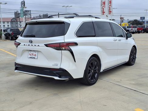 Used 2023 Toyota Sienna XSE image 5