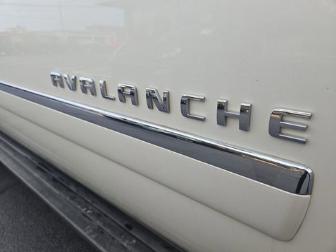 Used 2013 Chevrolet Avalanche LTZ image 22