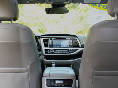 Used 2018 Toyota Highlander Limited image 18