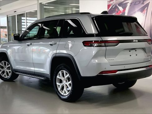 Used 2023 Jeep Grand Cherokee Limited w/ Luxury Tech Group II image 4