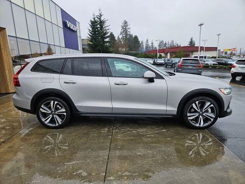 Used 2025 Volvo V60 B5 Cross Country Plus image 4