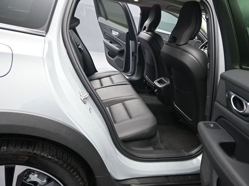 Used 2025 Volvo V60 B5 Cross Country Plus image 15