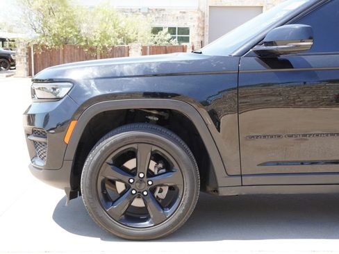Used 2024 Jeep Grand Cherokee Altitude AWD/4WD image 5
