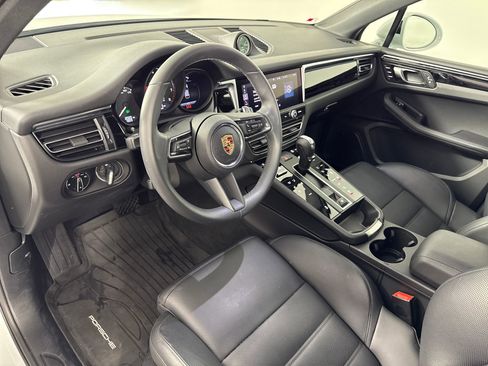 Certified 2025 Porsche Macan image 4