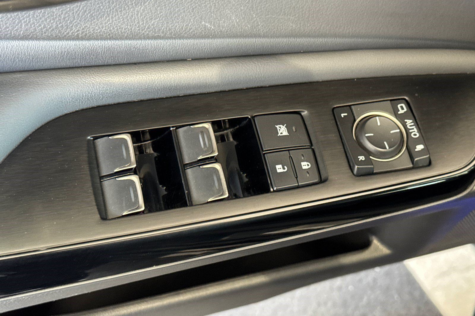 Certified 2025 Lexus ES 300h w/ Premium Package FWD image 13