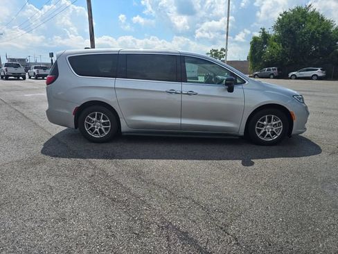 Used 2024 Chrysler Pacifica Touring-L FWD image 3