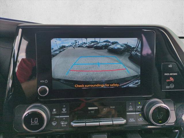 Used 2024 Toyota Highlander LE FWD image 13