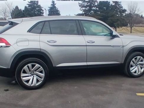 Used 2020 Volkswagen Atlas Cross Sport SE image 3