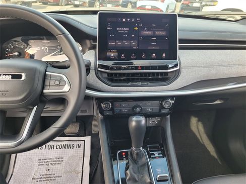 Used 2024 Jeep Compass Latitude image 18