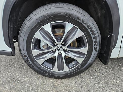 Used 2022 Toyota Highlander XLE image 9