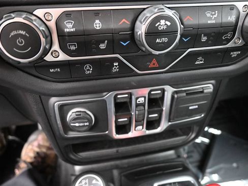 Used 2025 Jeep Wrangler Unlimited Sahara AWD/4WD image 32