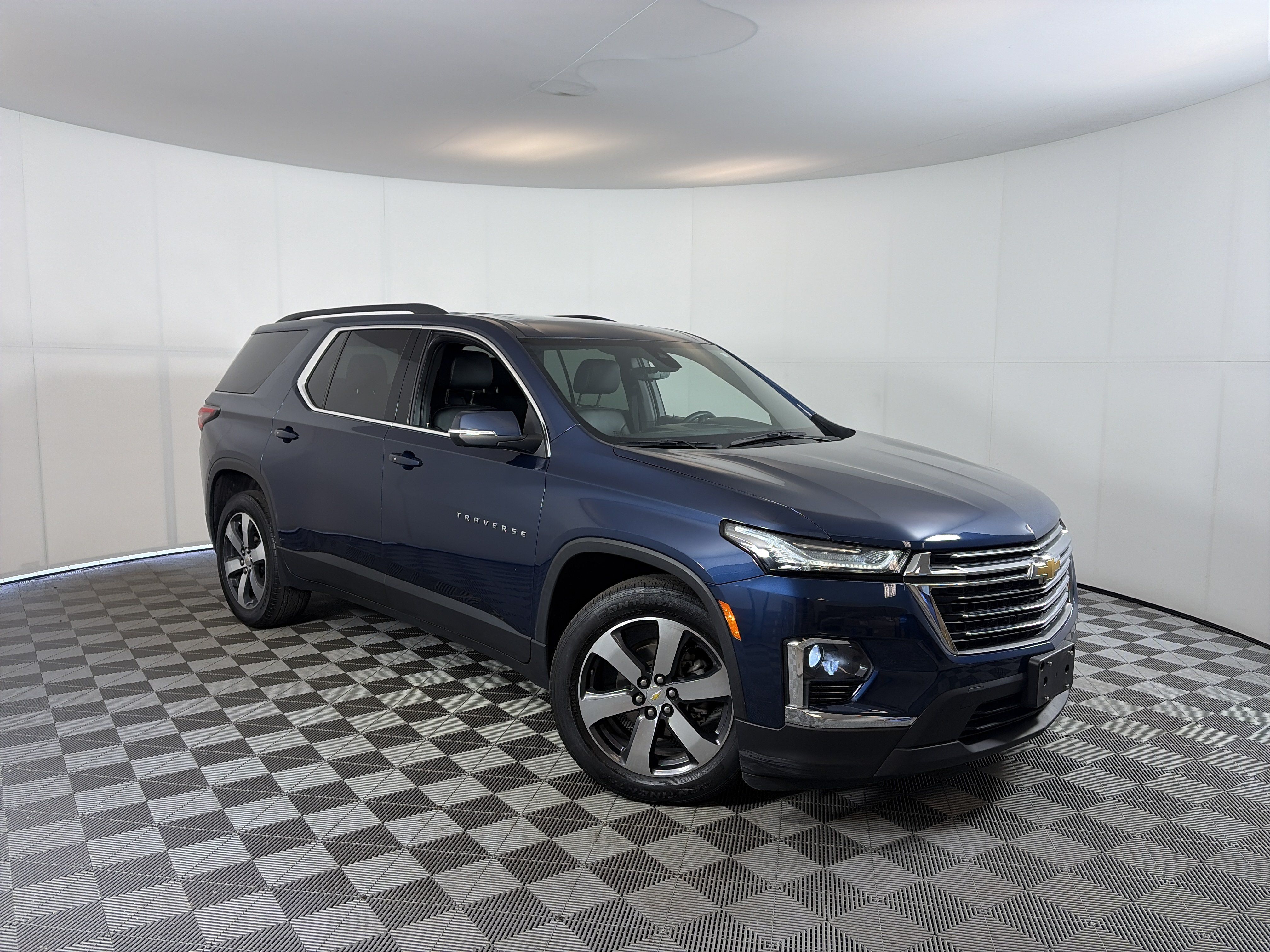 Certified 2023 Chevrolet Traverse LT w/ LT Premium Package AWD/4WD image 1
