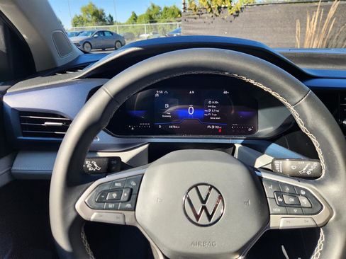 Certified 2024 Volkswagen Taos SE w/ Panoramic Sunroof Package image 39