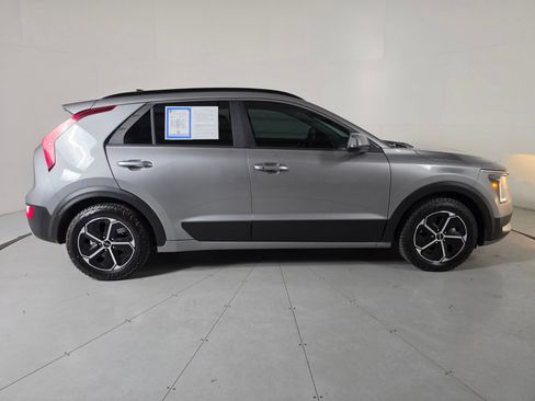 Used 2024 Kia Niro EX w/ EX Cold Weather Package FWD image 6