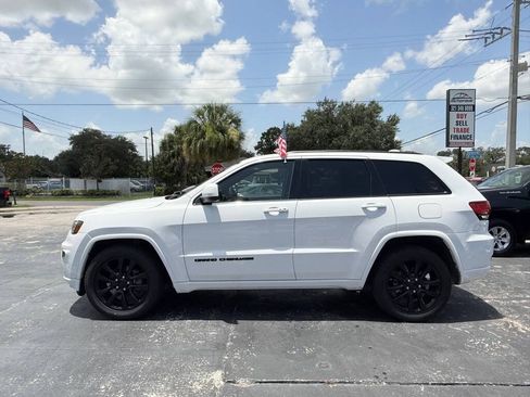 Used 2020 Jeep Grand Cherokee Altitude RWD image 3