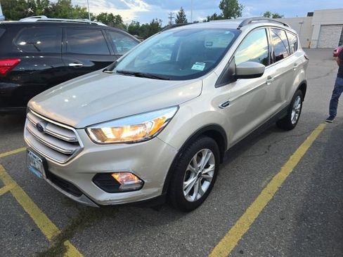 Used 2018 Ford Escape SE w/ SE Sync 3 Package FWD image 2