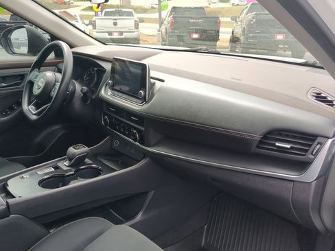 Used 2023 Nissan Rogue S image 25