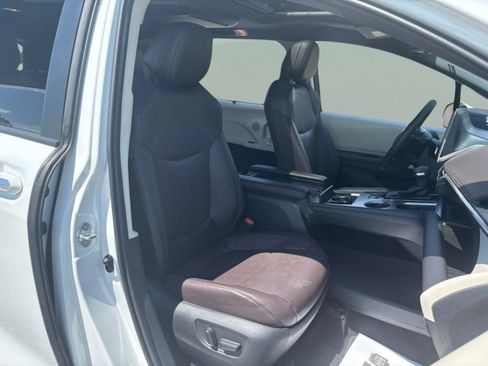 Used 2022 Toyota Sienna Platinum FWD image 28